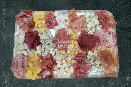 Assortiment charcuterie et fromage "Plateau Partage". Viande des grisons, jambon blanc, jambon sec, lomo, saucisson maigre, coppa, 3 fromages